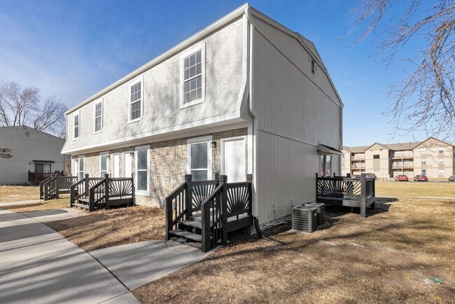 Building Photo - Spacious Duplex in Johnson County - Available December 15