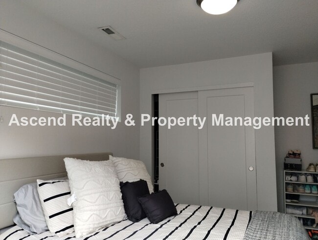 Building Photo - Like New 4 Bed Beauty Full Bed & Bath on M...