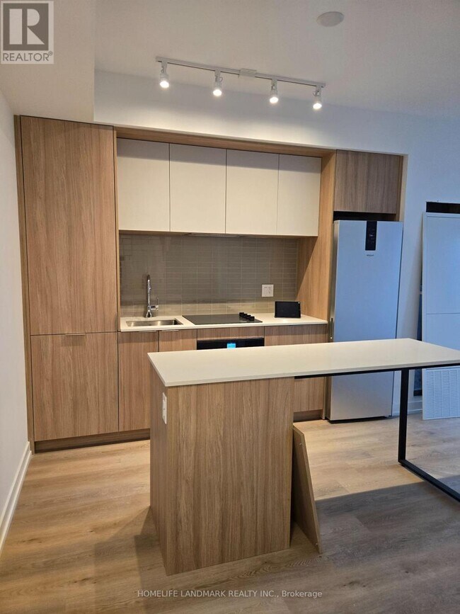 Photo du bâtiment - 395 Square One Dr