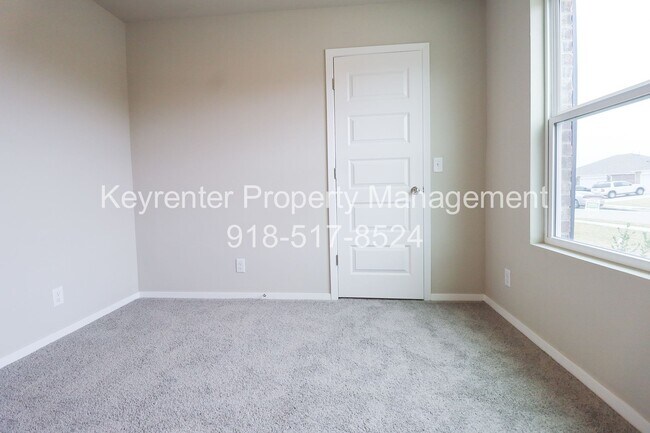Foto del edificio - New Construction with Pond View! 4 Bed 2 Bath Broken Arrow