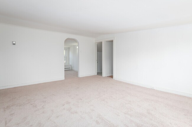 open layout (living/dining space) - 3000 N Rogers Ave
