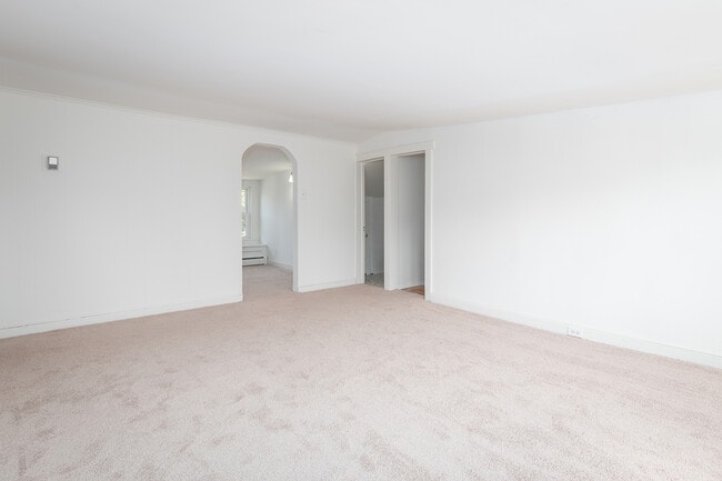 open layout (living/dining space) - 3000 N Rogers Ave