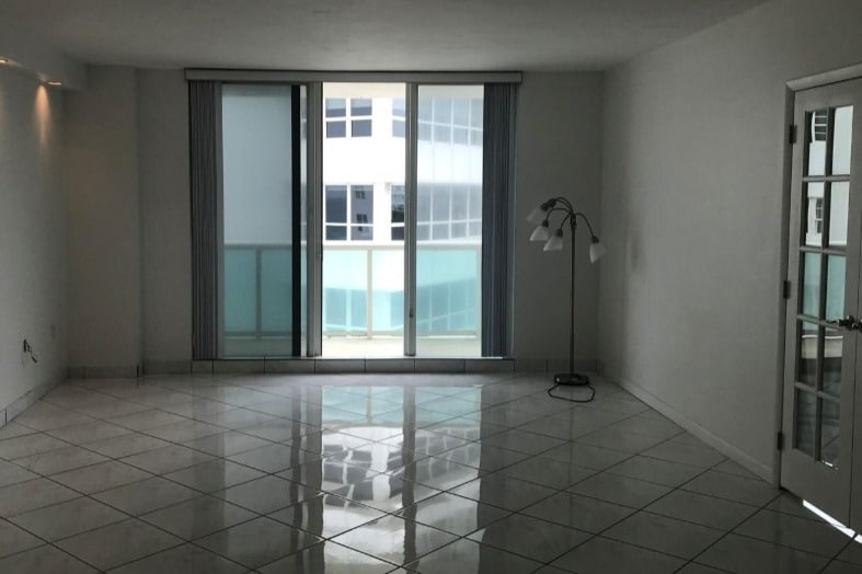 Primary Photo - 5001 Collins Ave