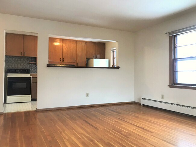 Pass-thru to Dining - 402 Palomino Ln