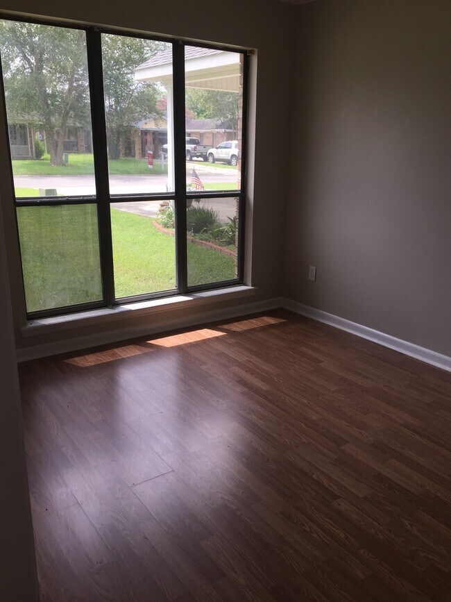 Foto del edificio - CUTE 3 BEDROOM 2 BATH! WITH A LARGE BACK YARD!