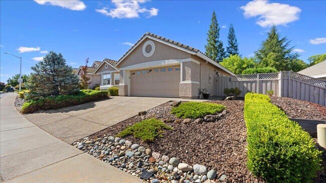 Foto del edificio - 55+ community ~ Charming Country Rose Home Located in Sun City Roseville a 55+ Community