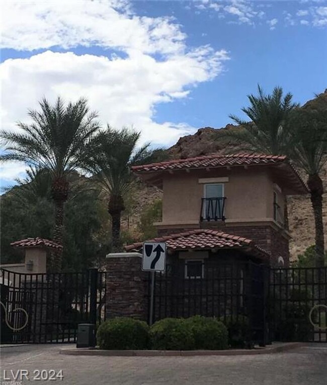 Foto del edificio - **Charming 3 Bedroom, 2.5 Bath Italian Sty...