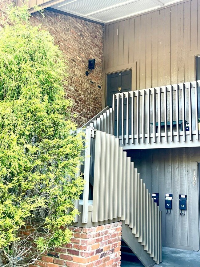 Building Photo - UPDATED 2 bedroom apartment in the OAKs, w...