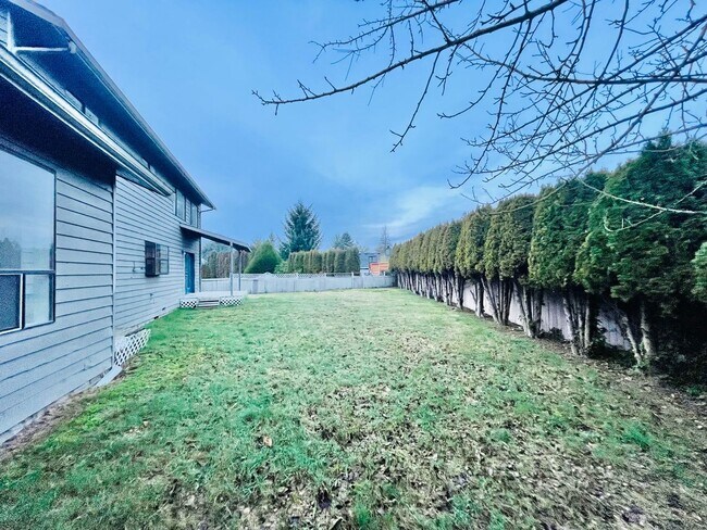 Foto del edificio - Luxurious 4-Bedroom Retreat with Mount Rainier Views in Dash Point