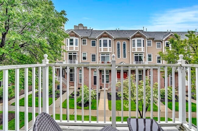 Foto del edificio - 274 Roslyn Ct