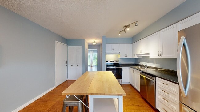 Building Photo - LOVELY  THREE BEDROOM TOWNHOME IN QUIET EN...