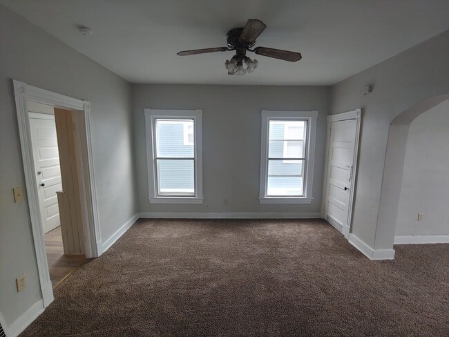 Building Photo - Spacious Updated Duplex with Dining Room a...