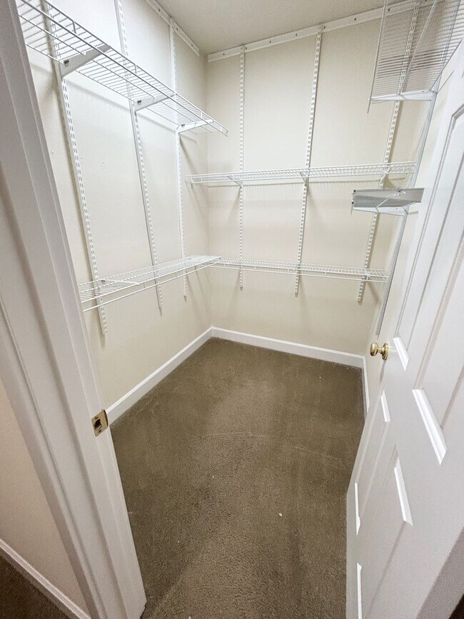 Building Photo - Elegant 3 Bed + Loft + Bonus End Unit in R...
