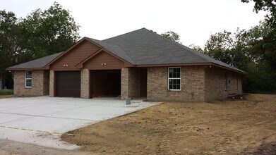 Building Photo - 2475 Circle Dr