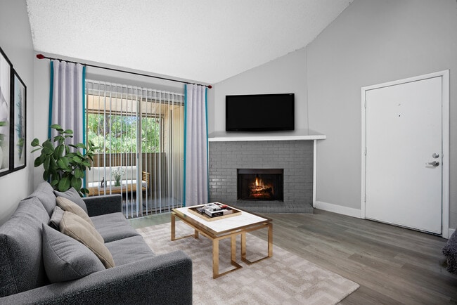 Comodidad, calidez y estilo se unen en la sala de estar junto a la chimenea. - Avens Point