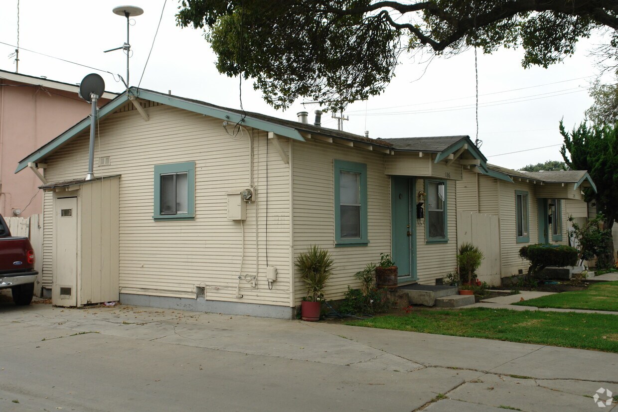 Primary Photo - 122-126 E Gabilan St