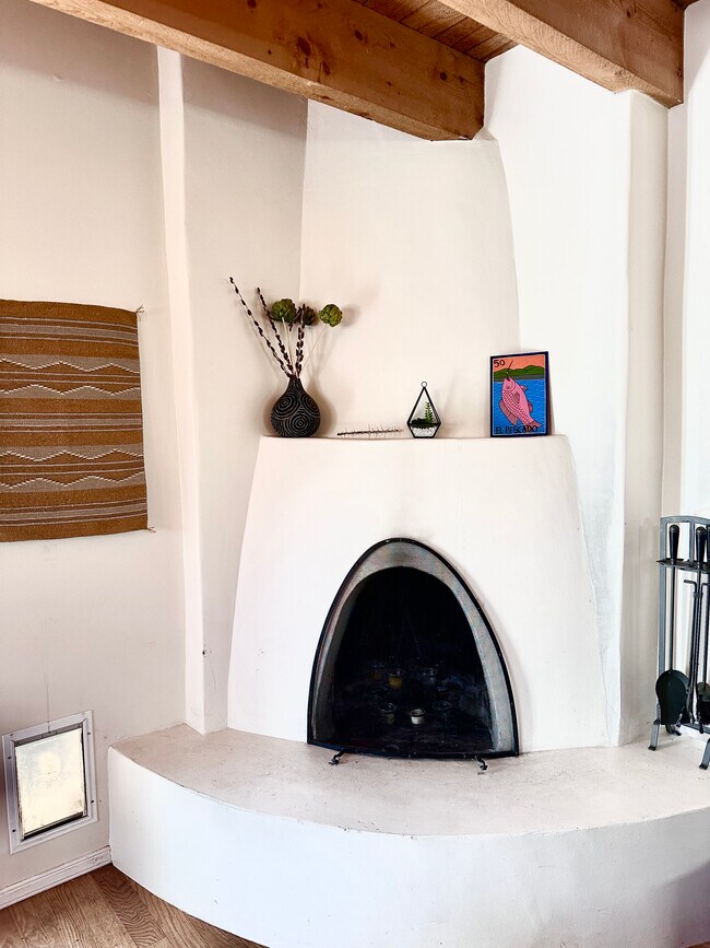 Building Photo - 424 Camino del Monte Sol