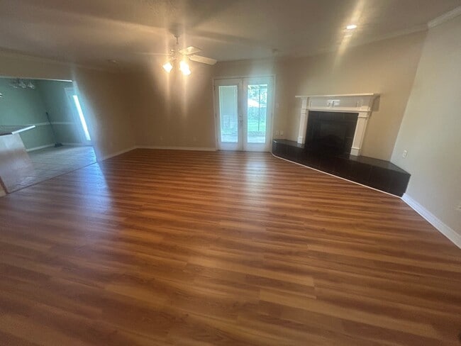 Building Photo - 225 Denise Ln
