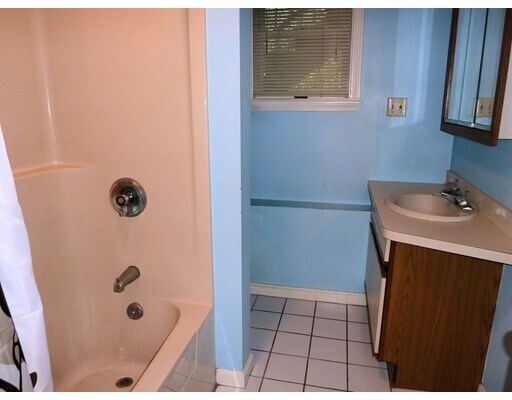 Building Photo - 305 Salem St