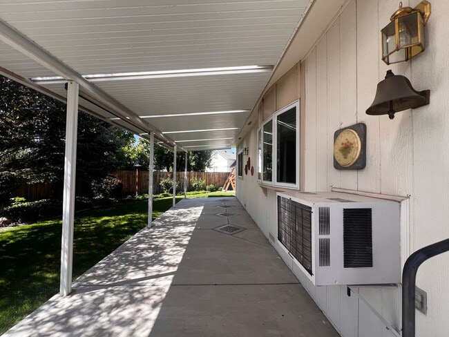 Building Photo - Charming 2/2.5 patio home in Gardnerville