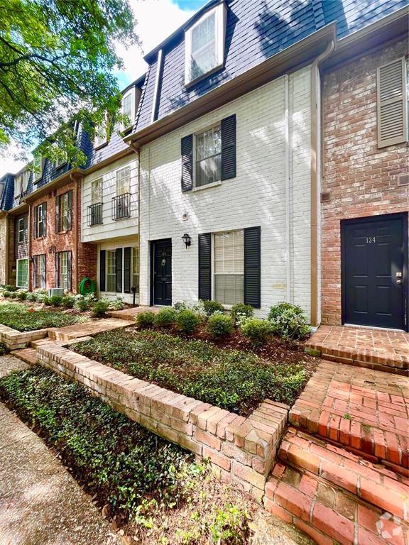 Building Photo - 361 N Post Oak Ln