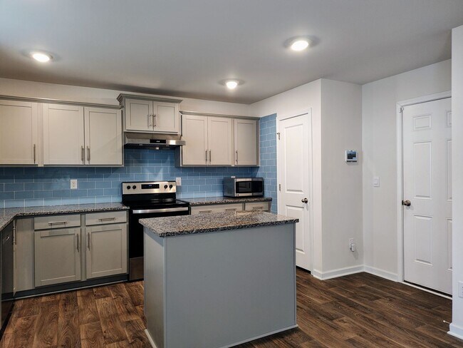 Foto del edificio - Pristine, 3 bedroom, 2.5 bathroom home located in the Stewart Creek States Subdivision!