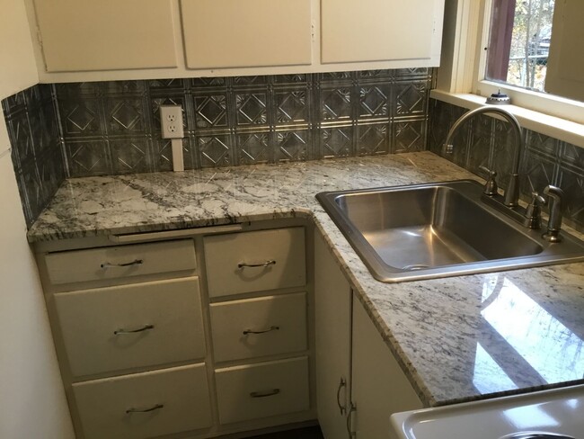 Building Photo - MOVE IN SPECIAL!!! HALF OFF FIRST MONTH'S ...