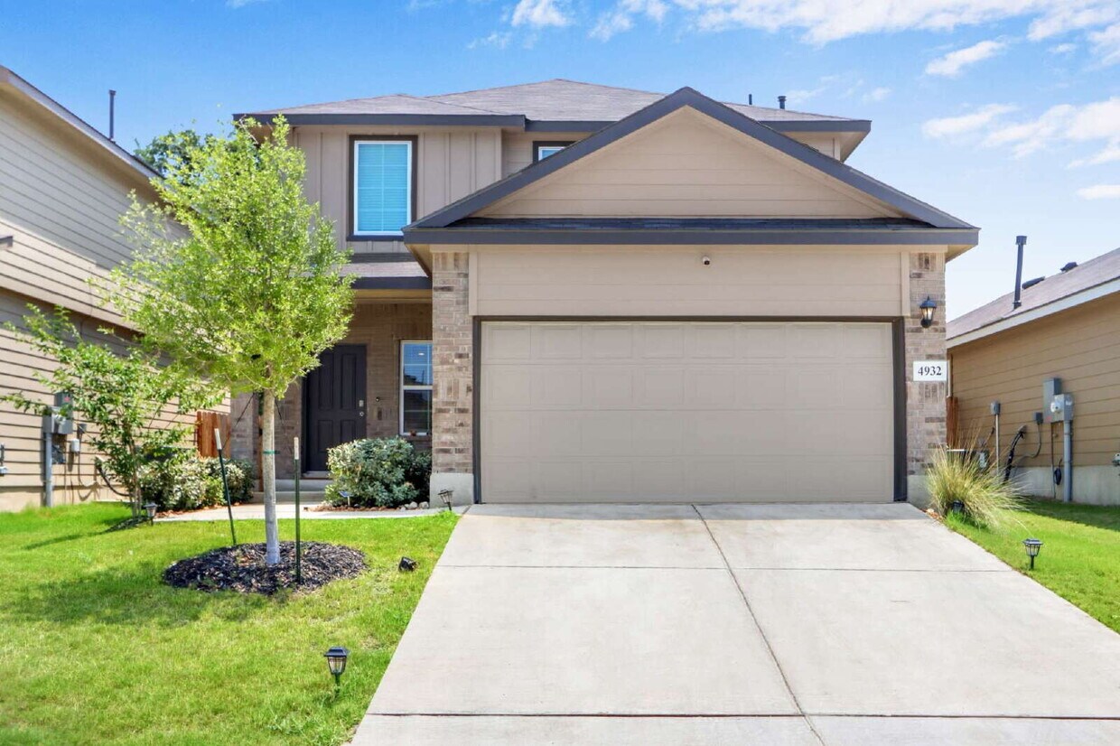 Primary Photo - "Charming 4-Bedroom Retreat with Spacious ...