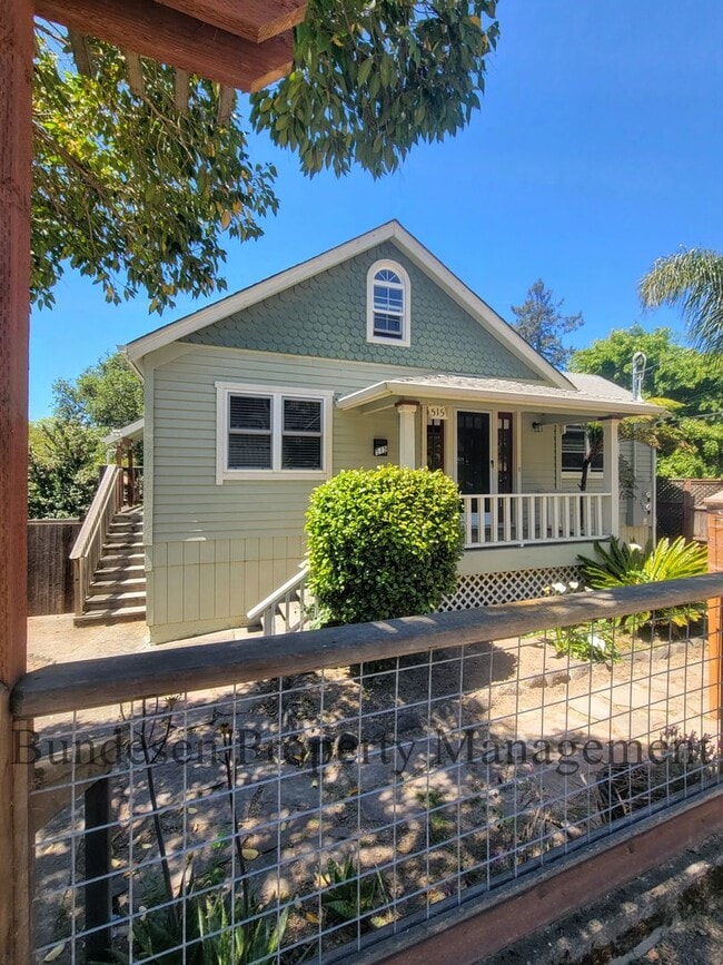 Foto del edificio - Spacious Westside 5BR Home in Petaluma - E...