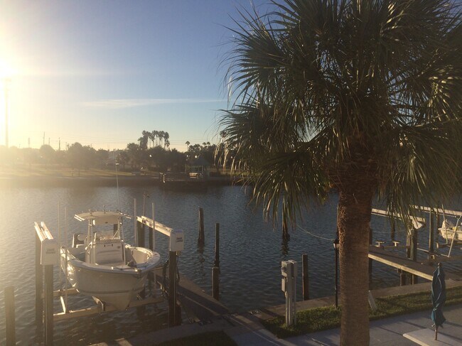 Foto del edificio - 345 Medallion Blvd