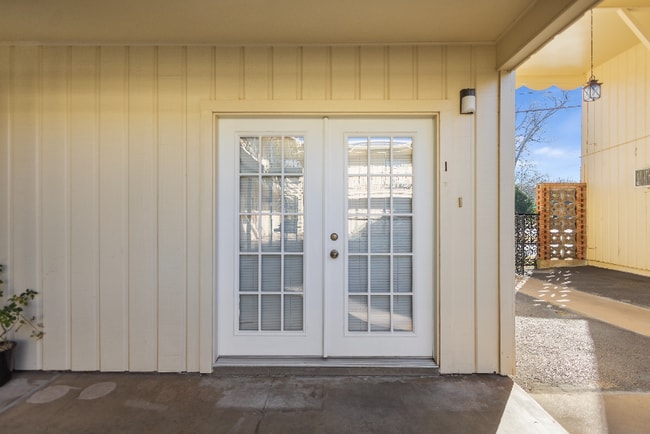 Building Photo - 901 Raguet St