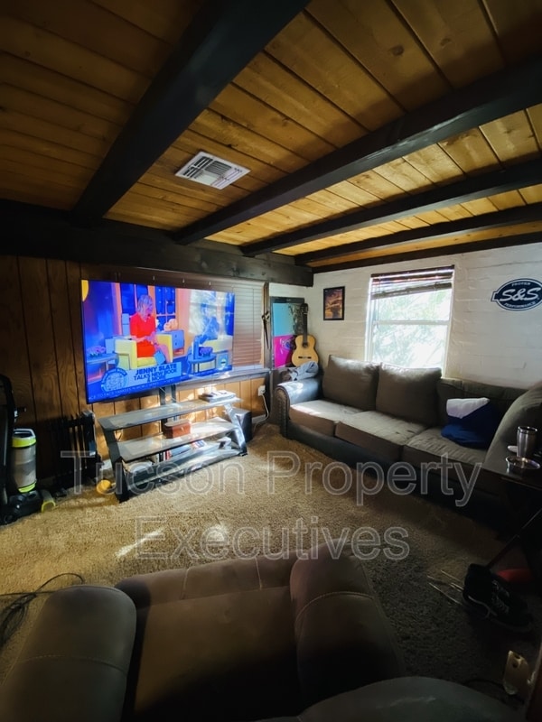 Building Photo - 2126 E Silver St