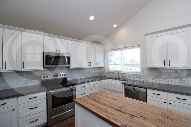 Building Photo - 4277 East Desert Lane