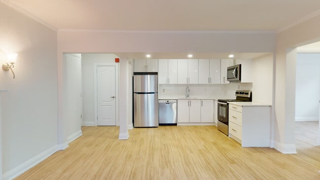 Building Photo - 316-320 Lonsdale Road