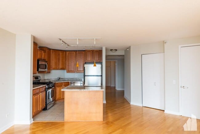 Building Photo - 2 bedroom in Chicago IL 60654