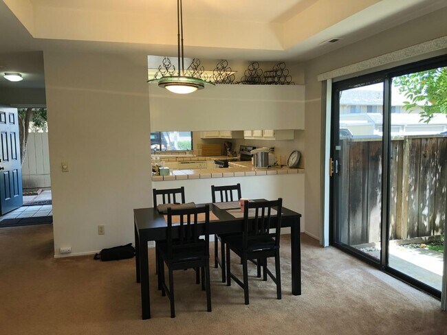 Building Photo - 884 Carina Ln