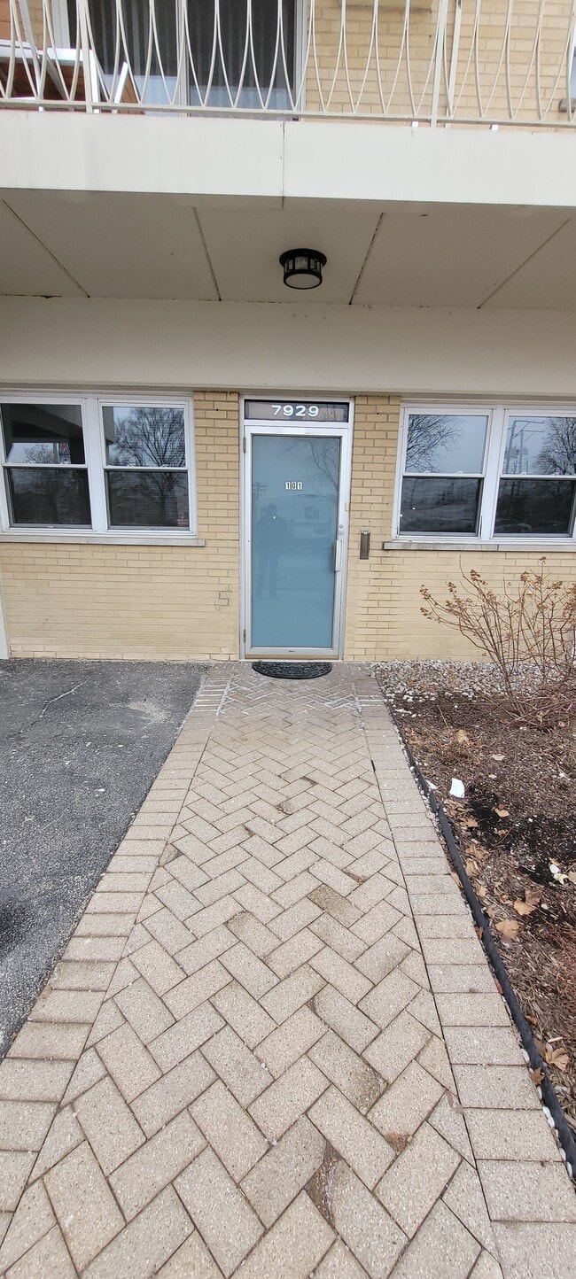 Foto del edificio - 7929 W Grand Ave
