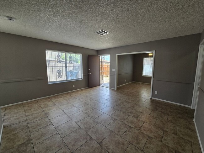 Building Photo - Charming Single-Story Townhome with Privat...