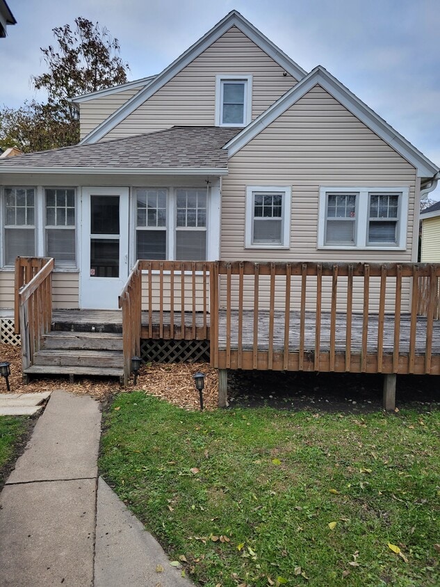 Shared deck/Porch - 607 5th Ave SE