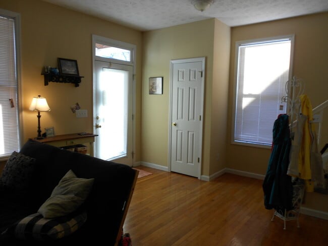 Building Photo - Large 4 Bedroom Home, so close to campus!