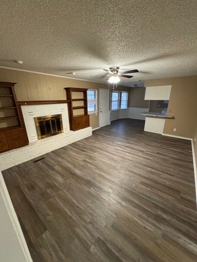 Building Photo - 3 bedroom 2 bath home