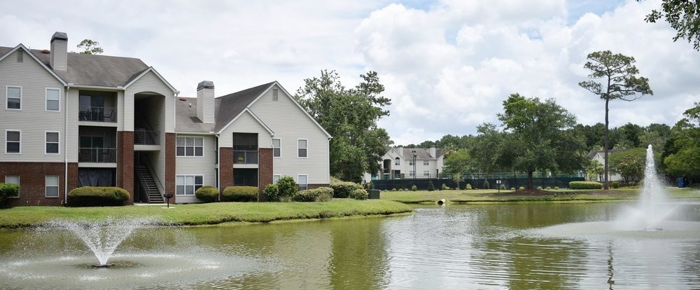 Condo overlooks pond w/fountains - 2011 N Hwy 17