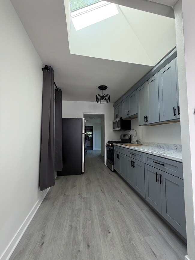 Kitchen - 3206 S Waterview Ave