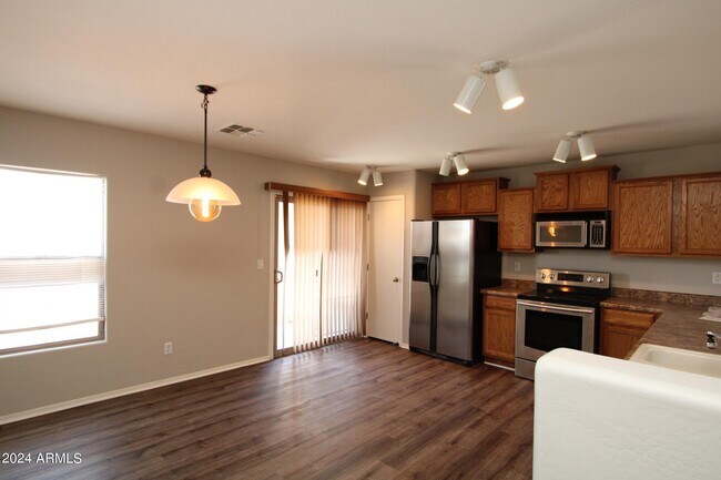 Building Photo - 1286 W Roosevelt Ave
