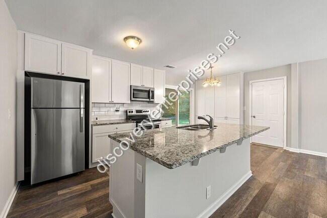 Foto del edificio - Renovated 4 bdrm/ 2 bath - Open Floor Plan...