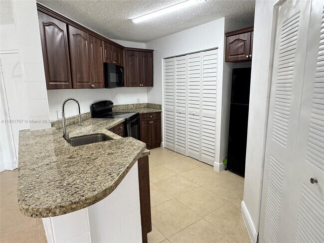 Foto del edificio - 6272 NW 186th St