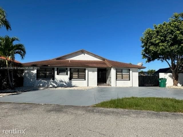 Building Photo - 4 br, 3 bath House - 703 SW 100th Court Cir
