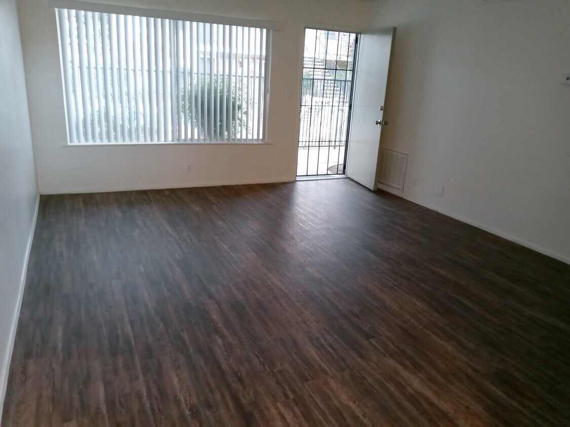 Open Floor Plan Wood LVP Floor - 3334 N Fruit Ave