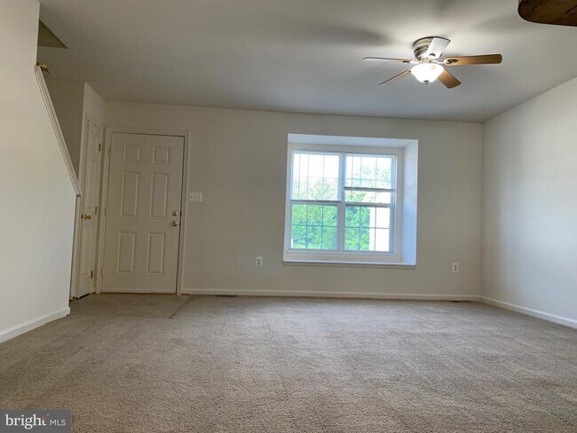 Foto del edificio - 105 Merrill Ct