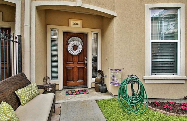 Building Photo - 1616 Stuart St